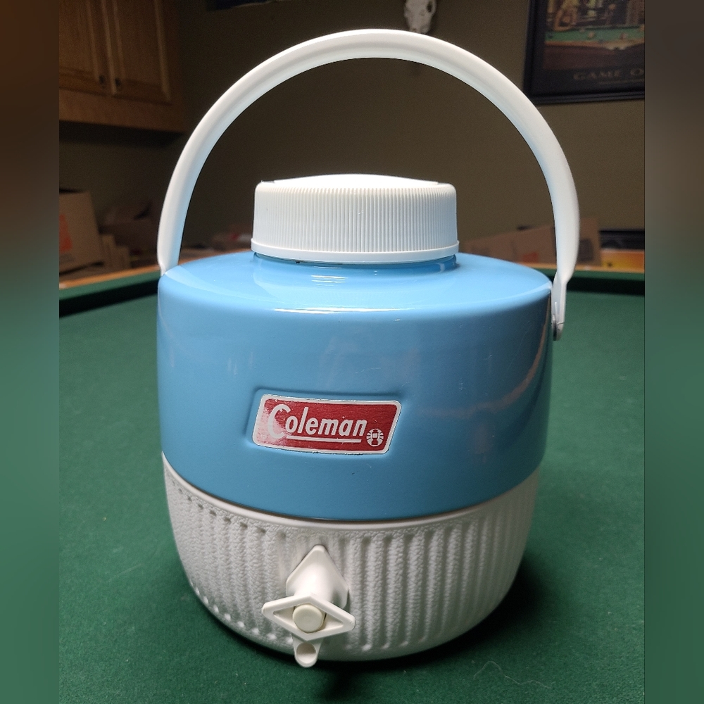 Vintage Coleman cooler jug. In Very nice condition.